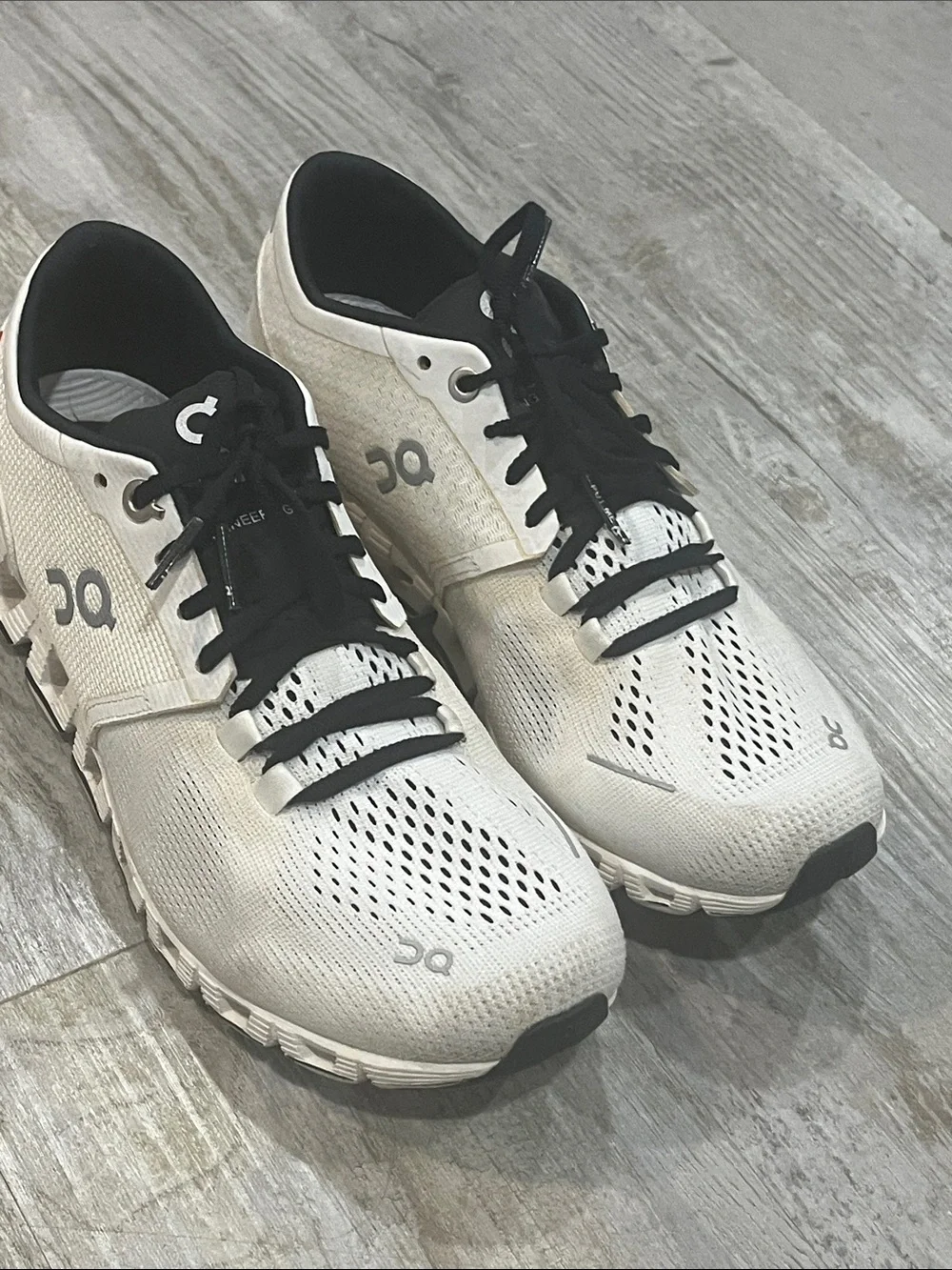 On Running shoes running 6.5 Women’s White and Black Cloud-Style Athletic Shoes